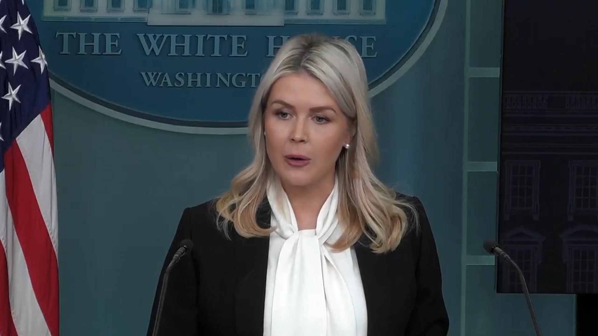 La guerra en Oriente Pr�ximo ha entrado en una fase cr�tica con consecuencias que resultan "en estos momentos imprevisibles". Mientras el conflicto se expande con bombardeos en Teher�n y ataques cruzados entre Ir�n, Israel, Kuwait y Bahrein, se ha producido un ins�lito choque diplom�tico entre Madrid y Washington. A pesar de que la Casa Blanca ha asegurado que Espa�a colaborar� en la ofensiva, el Gobierno de Pedro S�nchez se mantiene firme en su negativa a ceder las bases militares para ataques que no cuentan con respaldo internacional.
La situaci�n en la regi�n se describe como un escenario donde "el conflicto se descontrola". En las �ltimas horas, las defensas de la OTAN han tenido que interceptar un misil bal�stico iran� antes de que violara el espacio a�reo turco. Por su parte, el Pent�gono ha ejecutado una acci�n hist�rica al destruir un buque de guerra iran� frente a la costa de Sri Lanka con un torpedo, un movimiento que los estadounidenses "no hac�an desde el final de la II Guerra Mundial". En Irak, la embajada de EE. UU. ha instado a sus ciudadanos a evacuar lo antes posible ante un pa�s que sufre un "apag�n generalizado".
En este clima de m�xima tensi�n, la portavoz de la Casa Blanca, Karoline Leavitt, afirm� en rueda de prensa que Espa�a hab�a aceptado cooperar militarmente con el ej�rcito estadounidense, solo un d�a despu�s de que el presidente Donald Trump sugiriera imponer un embargo comercial a Madrid. Sin embargo, el ministro de Asuntos Exteriores, Jos� Manuel Albares, ha salido al paso para desmentir estas afirmaciones "tajantemente".
En una entrevista radiof�nica, el ministro ha sido contundente frente a las informaciones que llegan desde Washington: "Ser� la portavoz de la Casa Blanca, pero yo soy el ministro de Asuntos Exteriores del Gobierno de Espa�a y le digo que la posici�n" sobre la guerra "no ha cambiado en absoluto". Seg�n Albares, la pol�tica espa�ola sobre el uso de las bases y los bombardeos sobre Ir�n "no ha cambiado ni una coma" y permanece "absolutamente invariable".
El Ejecutivo espa�ol insiste en que su prioridad es defender los intereses nacionales y garantizar que sus acciones sean acordes a los valores de un pueblo "amante de la paz". Albares ha querido dejar "una cosa clara" a la ciudadan�a: la postura oficial sigue siendo la de no participar en una guerra que Espa�a no ha comenzado.
Finalmente, el ministro ha enviado un mensaje directo al l�der del PP, Alberto N��ez Feij�o, solicitando unidad institucional frente a lo que considera intentos de "coerci�n" externa. "Hay momentos para ser oposici�n y momentos para ser Espa�a, y este es un momento para ser Espa�a", ha sentenciado Albares, apelando a la defensa de "la soberan�a y la independencia" del pa�s en un momento de crisis internacional extrema.