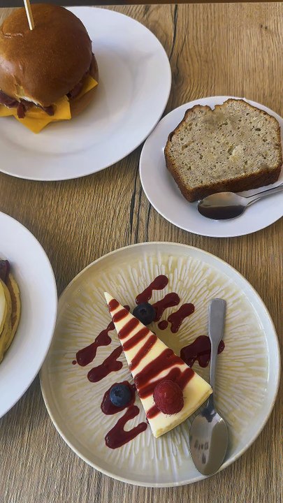 🥞 Brunch gourmand chez Jim’s Corner 😍Un spot cosy parfait pour un brunch entre copines. L’ambiance est chill et les assiettes… bien généreuses.📍 Jim’s Corner – ParisTeam sucré-salé comme moi ou full salé au brunch ? Dis-moi en commentaire