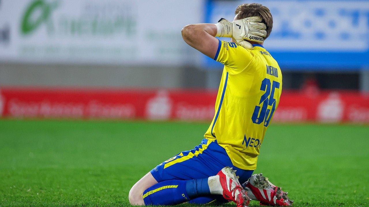 Knallkörper verletzt RWE-Keeper: Das Skandalspiel im Video