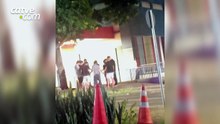 Irmã, sobrinha e amigos oram na frente do Hospital Universitário pela saúde de vítima de grave acidente
