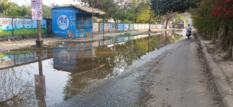 नाला अवरुद्ध होने पर हाउसिंग बोर्ड की सडक़ों पर भरा पानी
