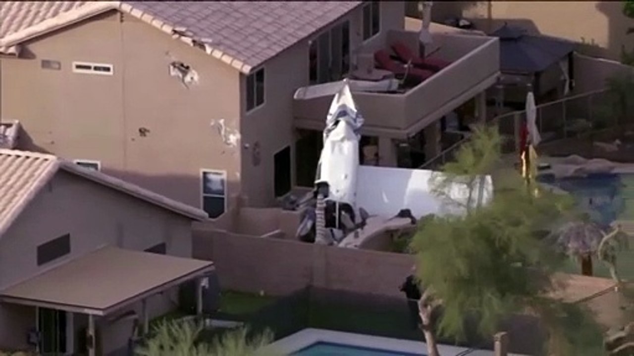 Kleinflugzeug stürzt in zwei Häuser in Phoenix – drei Verletzte