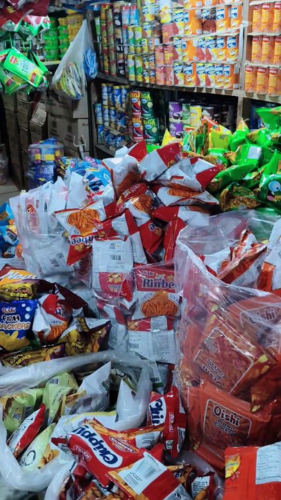 Kuyog si Isaiah sa iyang nanay Virgie namalit ug makaon