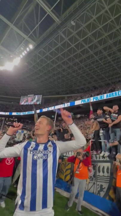 La fiesta de Óskarsson tras la clasificación de la Real a la final de la Copa