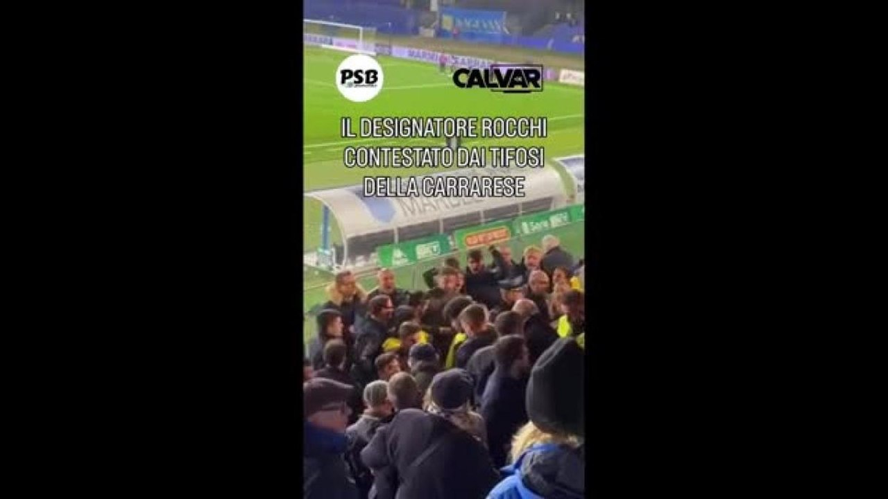 Carrara, pesante contestazione al designatore degli arbitri Rocchi: lascia la tribuna scortato dalla polizia
