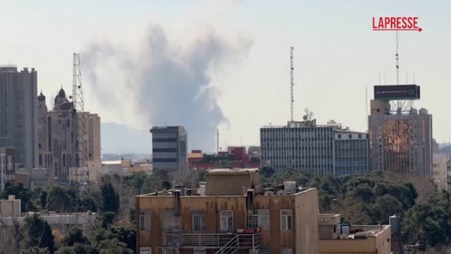 Missili e raid su Teheran, fumo sulla capitale iraniana