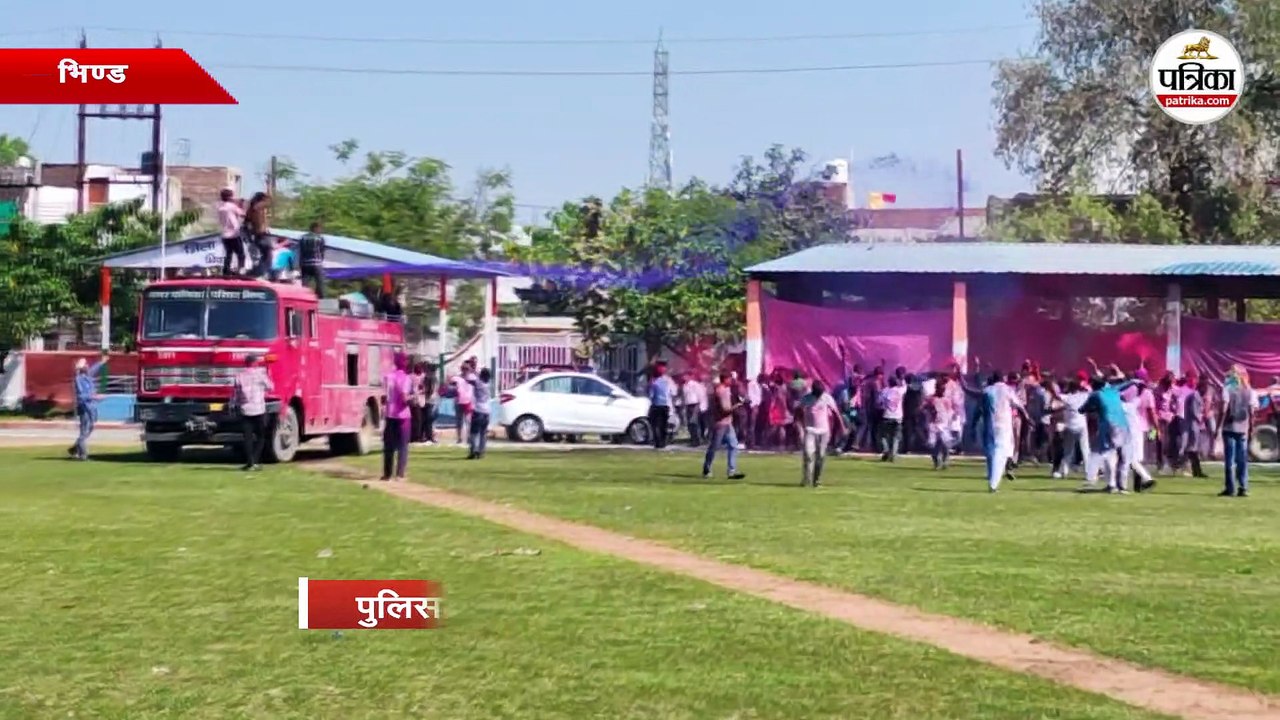 फायर ब्रिगेड बनी पिचकारी, JCB से फेंका अबीर-गुलाल