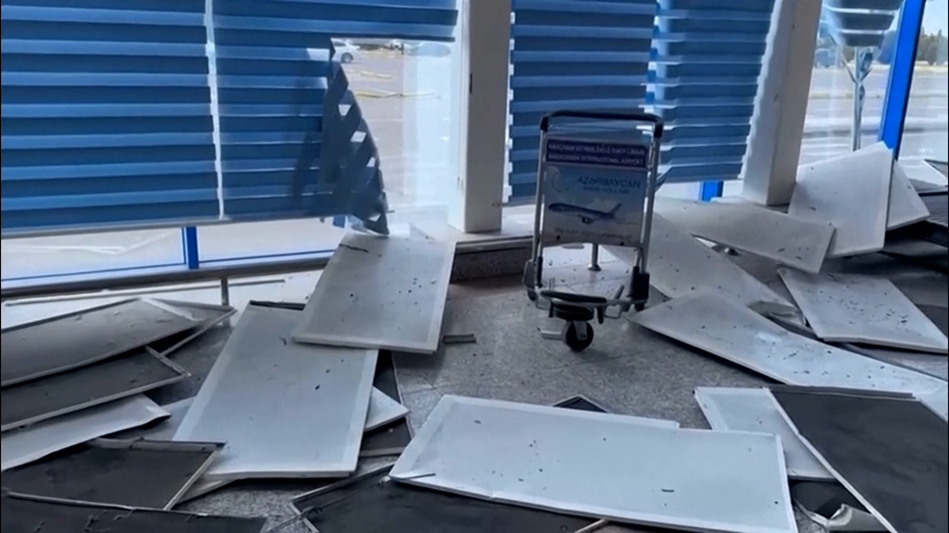 En un nuevo y alarmante giro de la escalada b�lica que sacude la regi�n, la Rep�blica de Azerbaiy�n denunci� este jueves que dos drones disparados desde territorio iran� impactaron en su exclave de Najichev�n. El ataque, que ha elevado al m�ximo la alerta en la zona, alcanz� directamente la terminal del aeropuerto de la Rep�blica Aut�noma y las inmediaciones de una escuela en el pueblo de Shakarabad, provocando heridas a al menos dos personas.