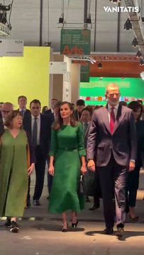 Los reyes Felipe y Letizia visitan el stand de El Confidencial, que este año celebra su 25 aniversario, en ARCO