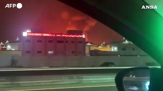 Scoppia un incendio nei pressi dei depositi di carburante degli Emirati Arabi Uniti