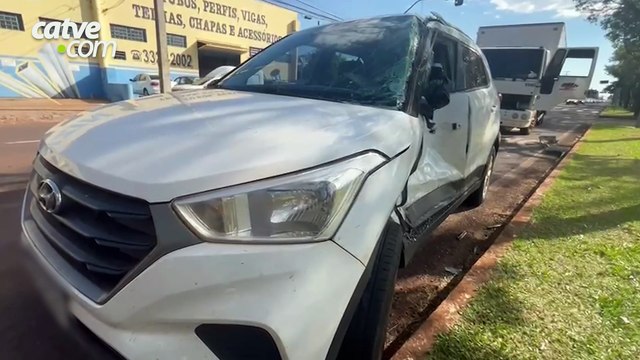 Batida entre carro e caminhão deixa dois feridos na Avenida Tancredo Neves