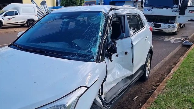 Duas pessoas ficam feridas após colisão entre Creta e caminhão na Avenida Tancredo Neves