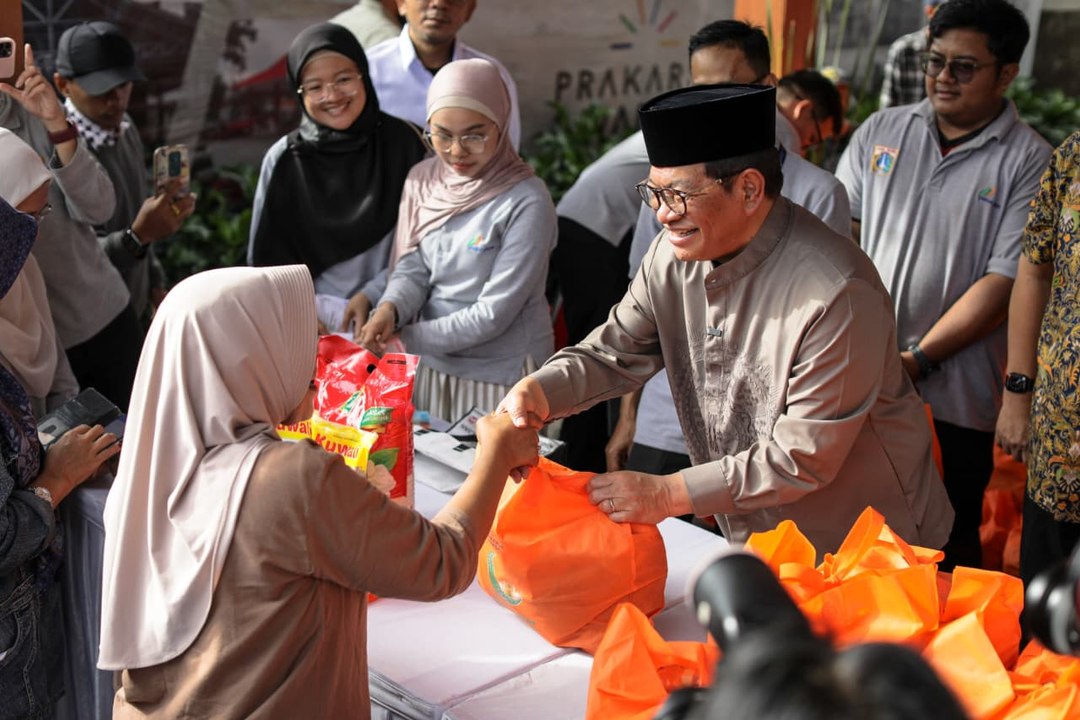 Gubernur DKI Salurkan 500 Paket Sembako untuk Warga Ciganjur