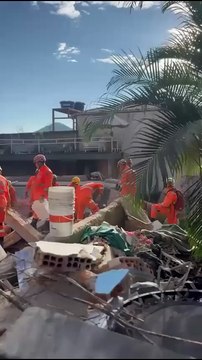 Bombeiros atuam no resgate de vítimas sob escombros em asilo que desabou em BH