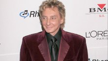 'Tem sido uma agonia', afirma Barry Manilow sobre luta contra o câncer
