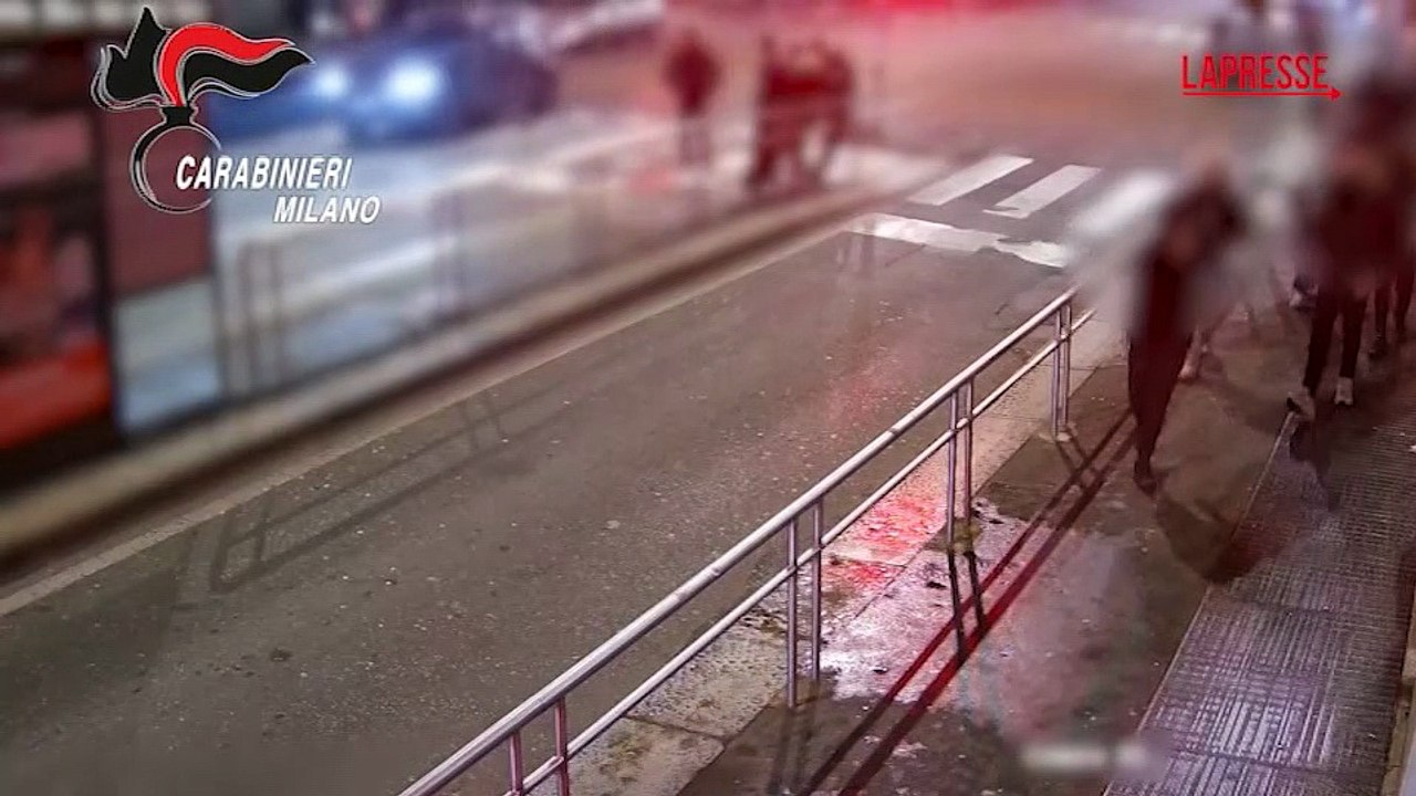 Milano, arrestati 4 minorenni per tentato omicidio: il video dell'aggressione a due 20enni