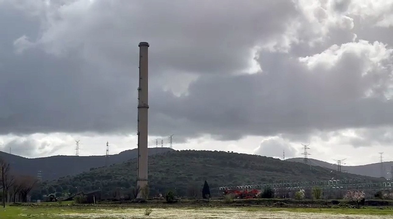 La gran chimenea de la antigua central térmica de la ‘Sevillana’ de Puertollano ya es historia