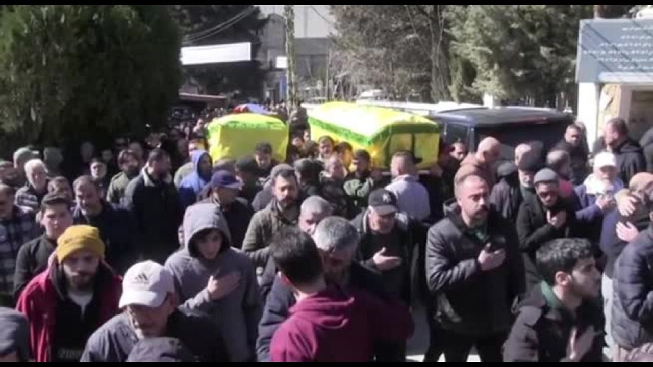 Libano, in migliaia ai funerali delle vittime celebrate da Hezbollah