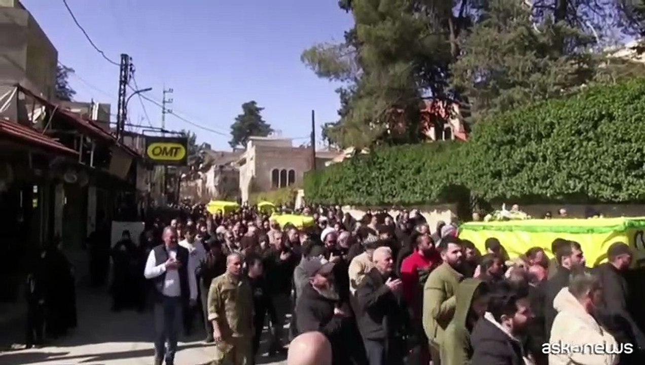 Libano, in migliaia ai funerali delle vittime celebrate da Hezbollah