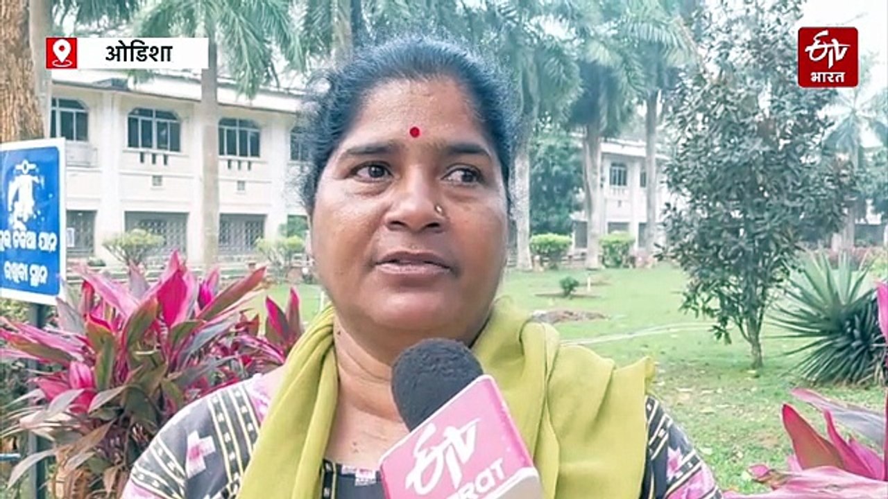 फुटबॉल खिलाड़ी बनीं न्यूजपेपर हॉकर, पति के एक्सीडेंट के बाद बनीं परिवार का सहारा