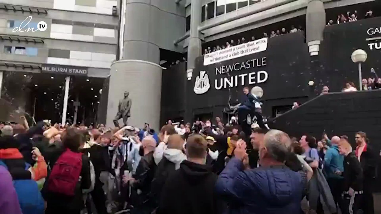 جماهير "نيوكاسل يونايتد" تحتفل بعد استحواذ صندوق الاستثمار السعودي على النادي