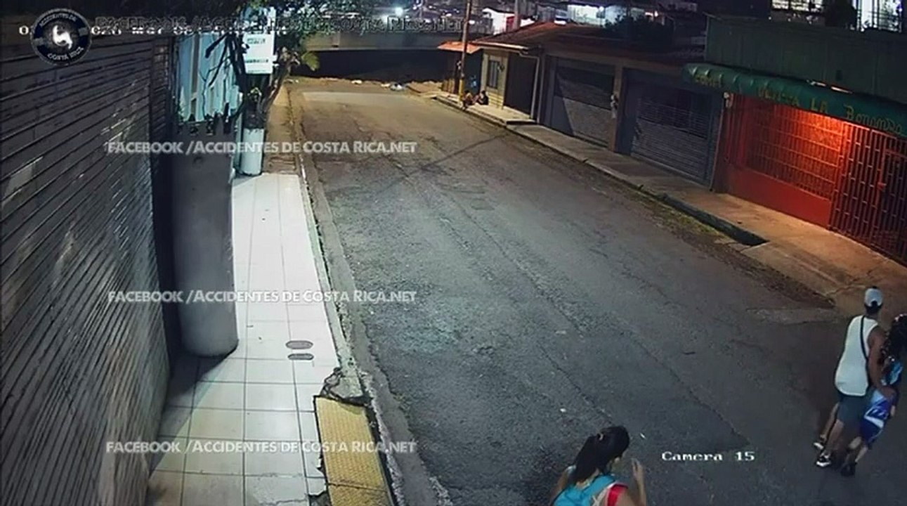 Hombre lanza a niña contra la basura
