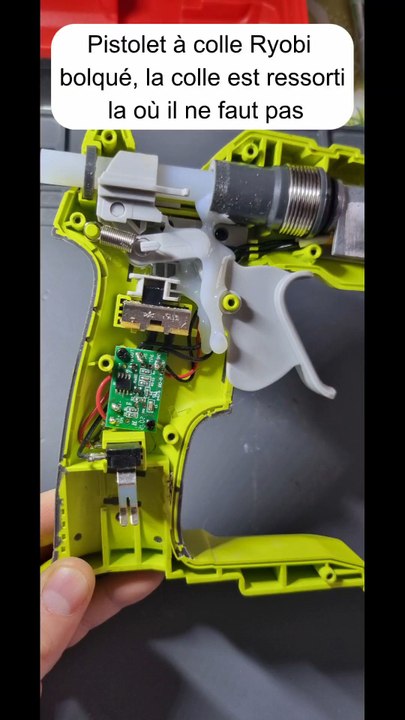 pistolet à colle Ryobi bloqué