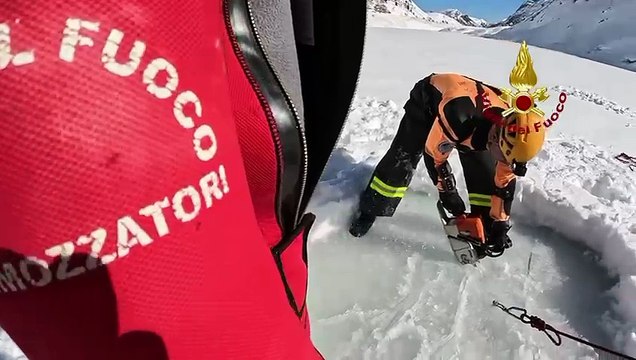 Spettacolare esercitazione nel lago di Fedaia ghiacciato per i sommozzatori dei vigili del fuoco