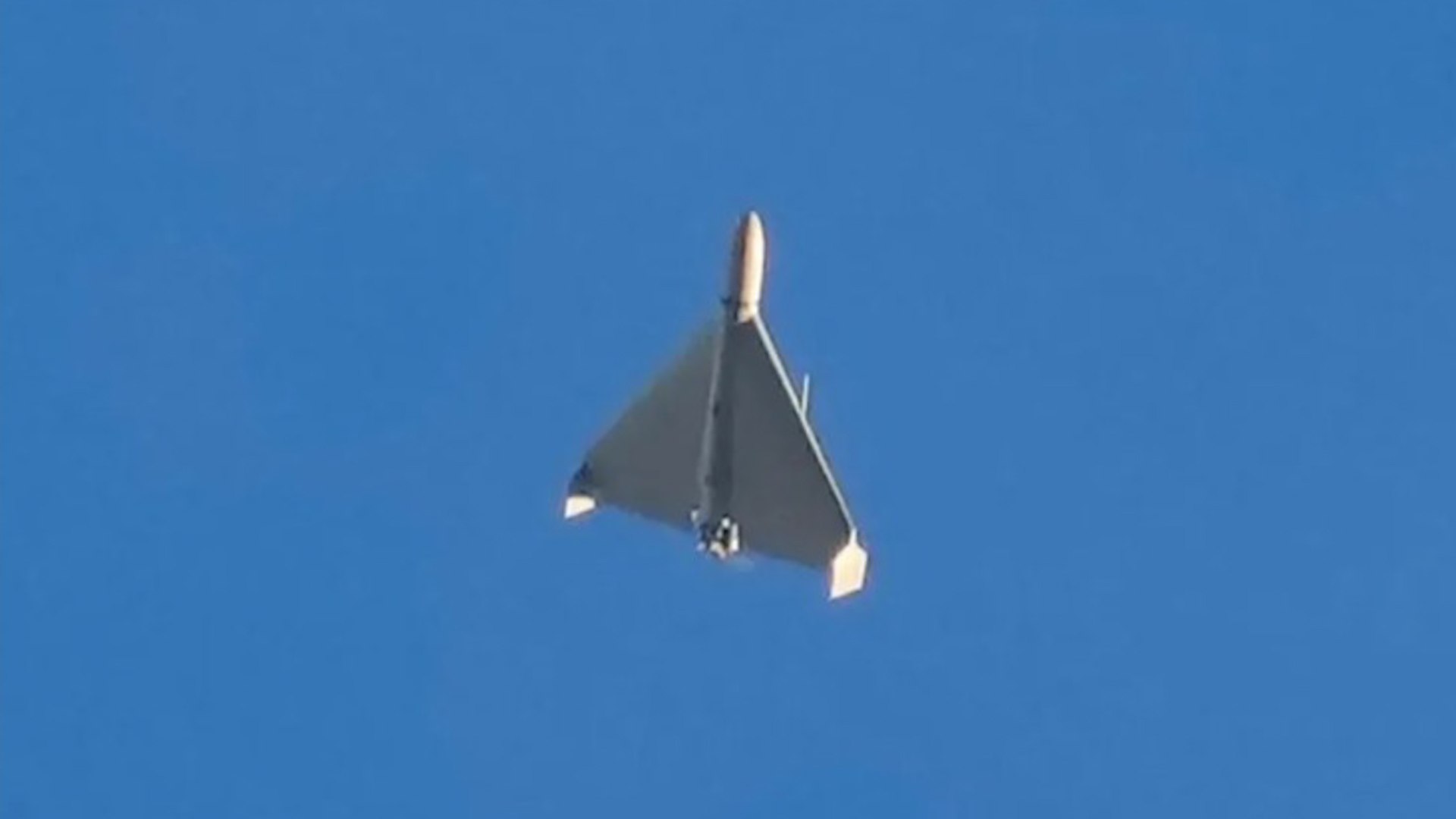 Con su caracter�stica ala en delta, pintado normalmente en blanco o negro, el Shahed es f�cil de reconocer incluso antes de verlo. Primero se oye su particular rugido met�lico en el cielo y, segundos despu�s, si alcanza su objetivo, la explosi�n. Pero m�s all� de su dise�o simple, el verdadero rasgo que lo define es el miedo que provoca entre la poblaci�n y los soldados que lo escuchan aproximarse.
No es un sistema especialmente potente ni una tecnolog�a militar muy avanzada. Sin embargo, el Shahed, conocido como "dron m�rtir" porque est� dise�ado para explotar al impactar contra su objetivo, se ha convertido en una pieza cada vez m�s influyente en los conflictos actuales. Este aparato, junto con sus equivalentes desarrollados por Rusia y, m�s recientemente, por Estados Unidos, est� contribuyendo a alterar todav�a m�s el ya fr�gil equilibrio de poder internacional.
Desde 2022, estos drones han sido utilizados de forma sistem�tica en Ucrania, tras ser suministrados por Ir�n a Rusia. Las im�genes de Shaheds sobrevolando Kiev y otras ciudades durante la noche, con un sonido comparable al de una "motocicleta descontrolada", se han convertido en uno de los s�mbolos m�s inquietantes de la guerra. Mosc� no solo los emplea: tambi�n los estudia, los reproduce y los modifica para mejorar su alcance, velocidad y eficacia.

Adem�s, Rusia ha comenzado a utilizarlos en ataques coordinados, lanzando enjambres de cientos de drones para saturar las defensas a�reas ucranianas. Esta estrategia obliga a Kiev a emplear interceptores mucho m�s caros &mdash;algunos hasta veinte veces m�s costosos que un Shahed&mdash; para derribarlos.

Al mismo tiempo, Estados Unidos busca desarrollar una capacidad industrial similar, r�pida y flexible, inspirada en la experiencia ucraniana, que en pocos a�os ha convertido al pa�s en un aut�ntico laboratorio de innovaci�n militar. En paralelo, Reino Unido ha anunciado el env�o de especialistas ucranianos al Golfo para ayudar a interceptar drones iran�es, reconociendo as� la experiencia acumulada por Kiev. Todo ello cobra a�n m�s relevancia tras varios incidentes en 2025, cuando Rusia emple� drones en ataques que alcanzaron tambi�n cielos europeos y espacios a�reos vinculados a la OTAN.