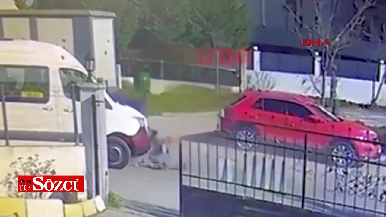 Minibüs ile motosikletin çarpıştığı kaza kamerada: 2 yaralı