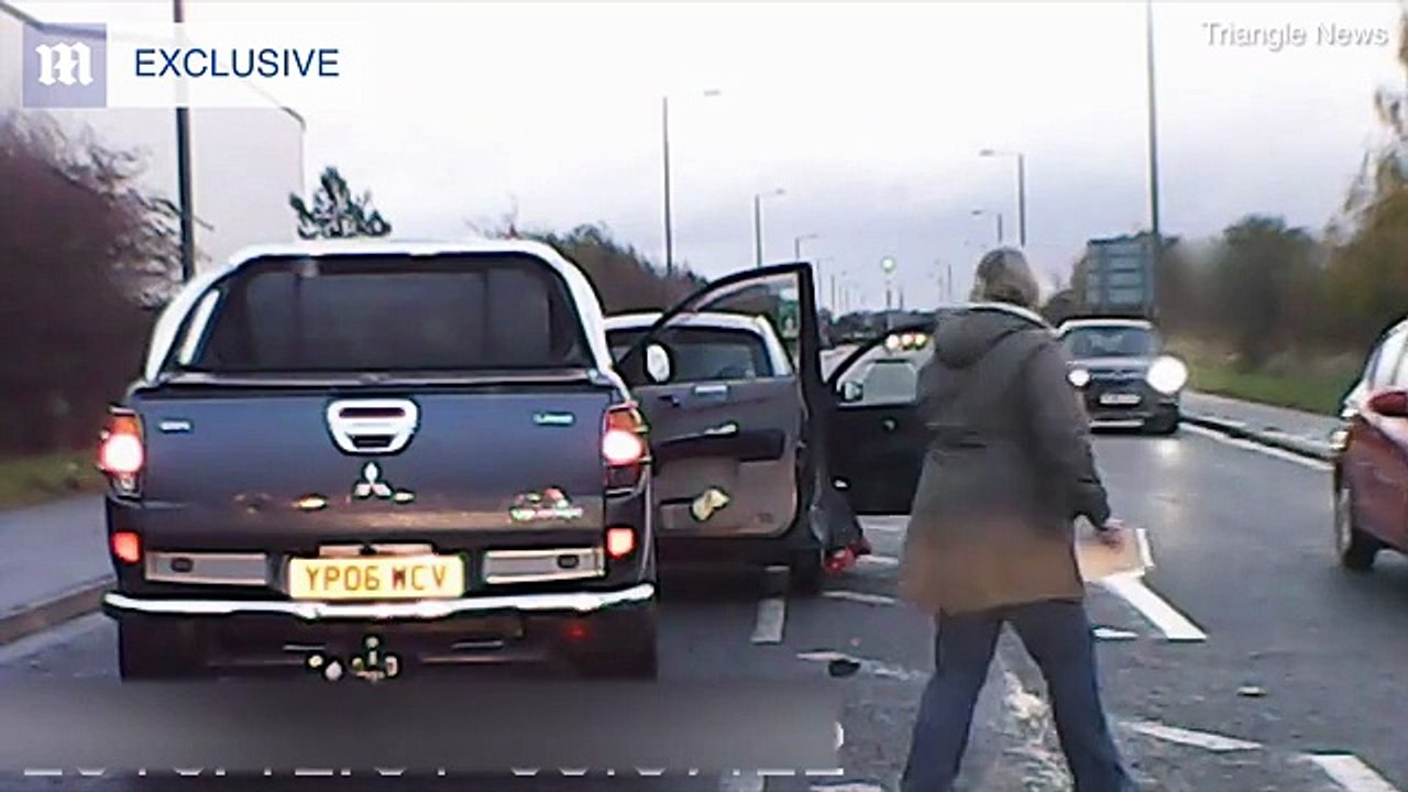 فيديو صادم لبريطاني يسحب سائق من سيارته ويعتدي عليه بالضرب