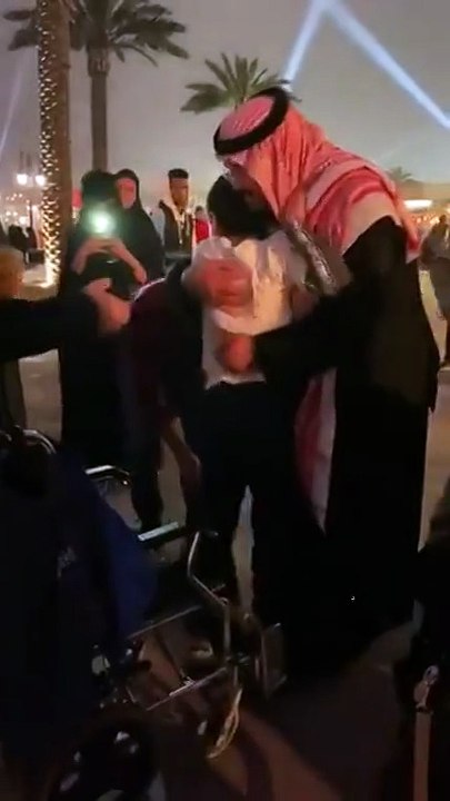 الأمير عبد العزيز بن فهد يقوم بتصرف إنساني مع طفل على كرسي متحرك