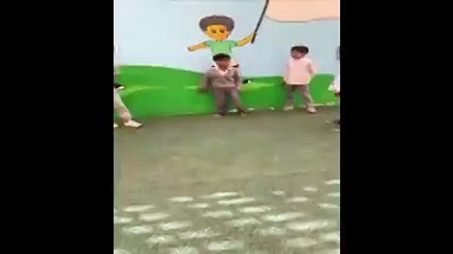 فيديو يوثق معجزة قام بها طفل سعودي من أصحاب الهمم بتشجيع من رفاقه