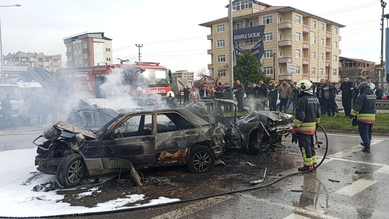 Samsun’da zincirleme kaza: 6 araç çarpıştı, 3 araç yandı