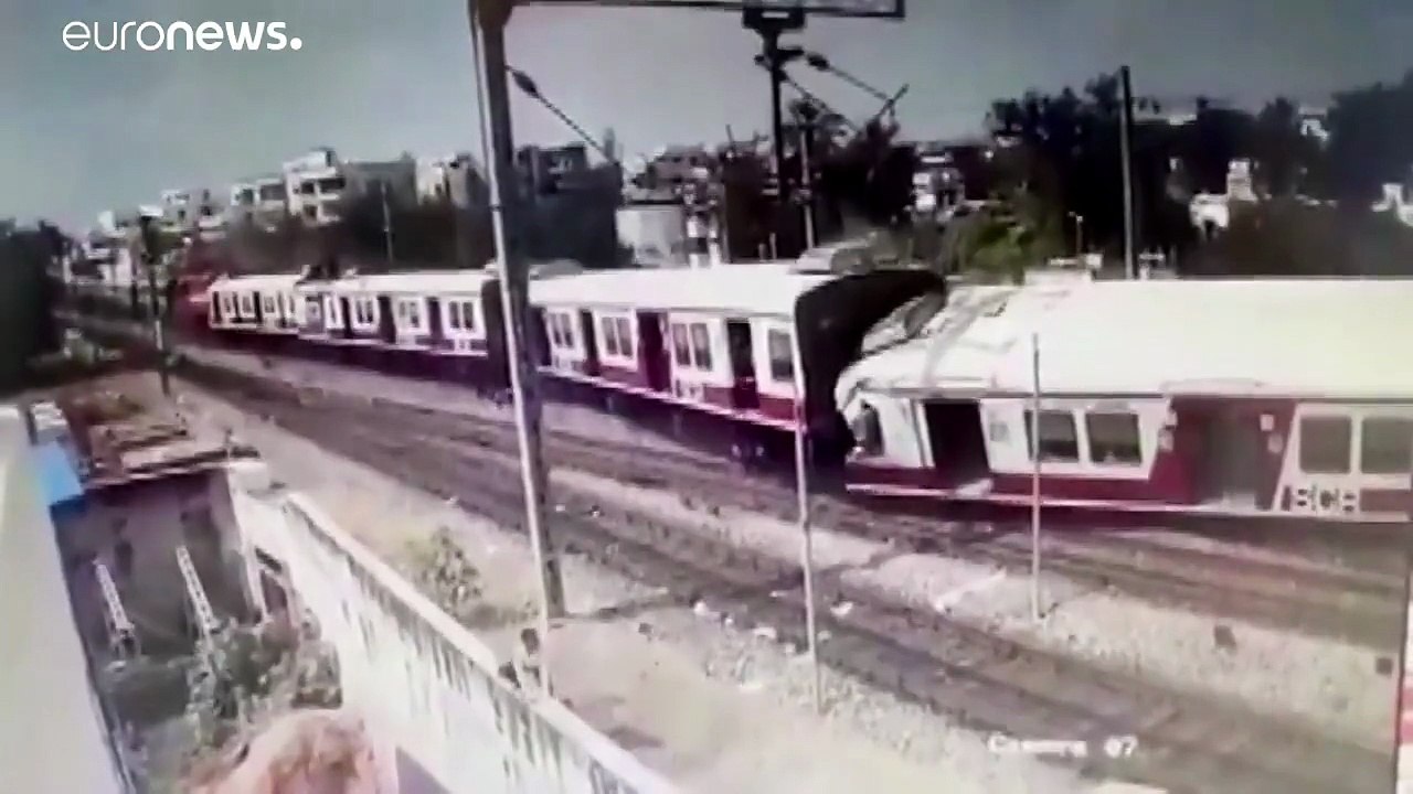 فيديو يوثق لحظة اصطدام قطارين وجهاً لوجه بالهند