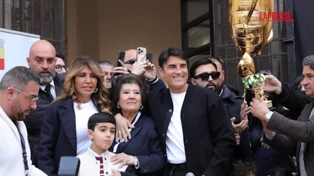Sal Da Vinci torna a Napoli dopo Sanremo e la città festeggia il vincitore del Festival