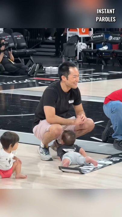 Une maman voit son enfant faire ses premiers pas en pleine course entre bébés