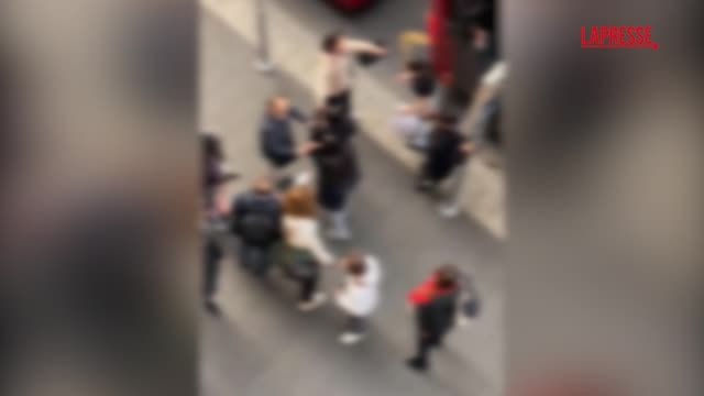 Roma, borseggiatrici sorprese a rubare un portafogli vengono bloccate dai turisti: finisce a urla e spinte