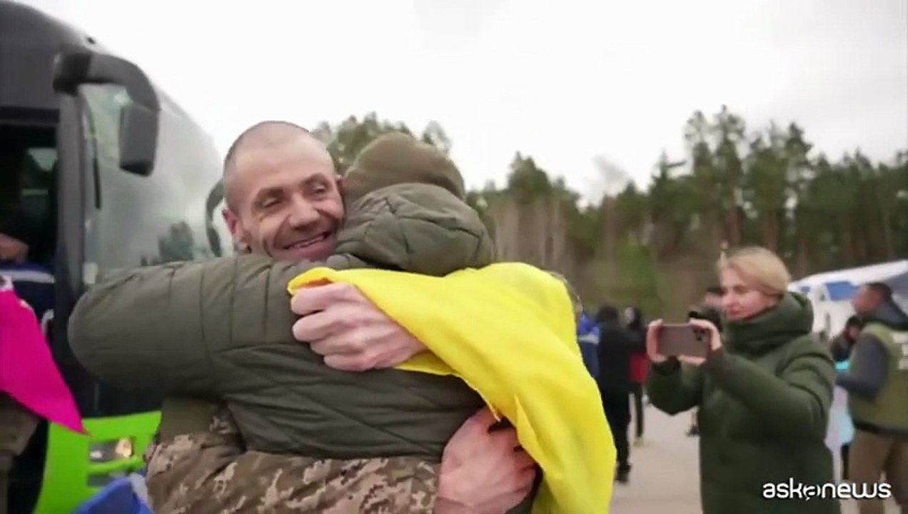 Ucraina, scambio di prigionieri. In 400 tornano a casa