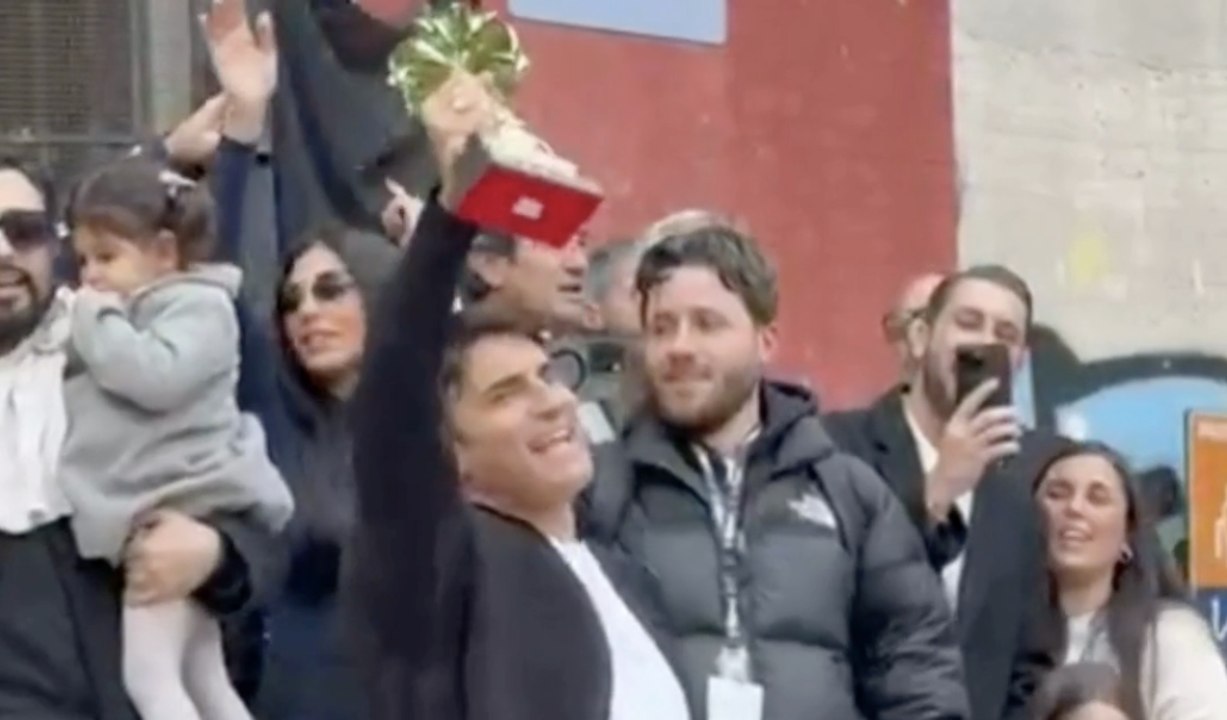 Sal Da Vinci porta il premio di Sanremo a Napoli: che accoglienza per il cantante!
