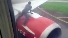 بالفيديو.. رجل يصعد على جناح طائرة وذعر بين الركاب