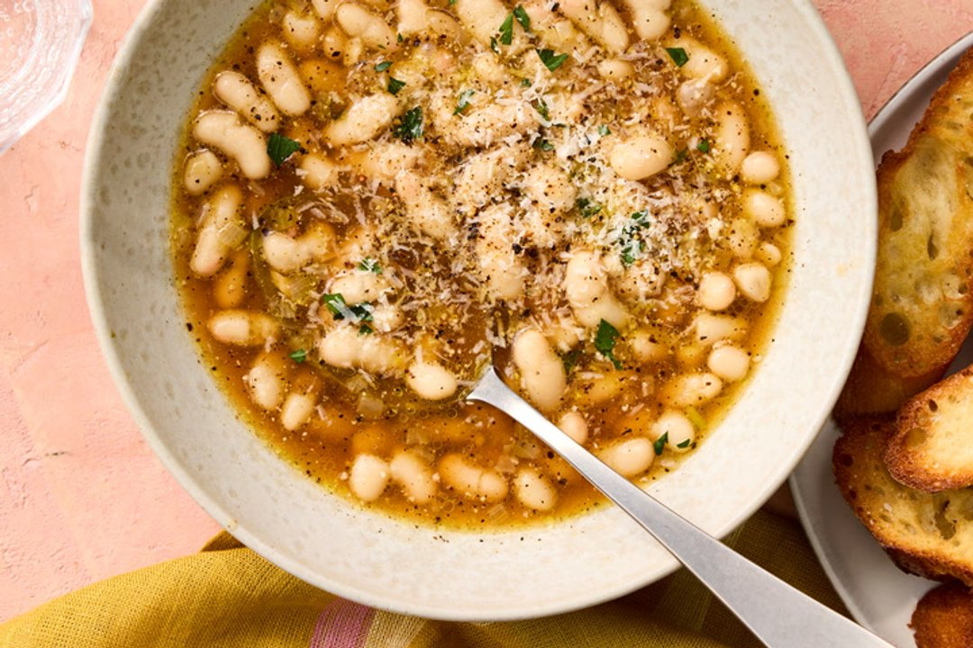How to Make Brothy Cacio e Pepe Beans