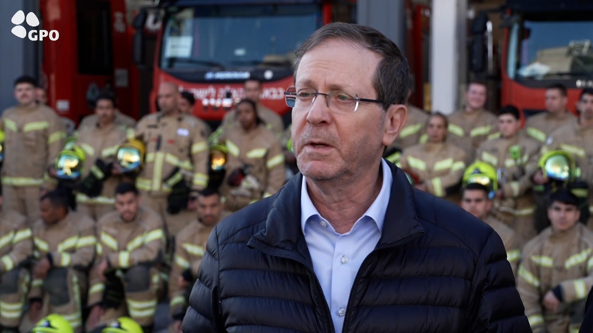 La tensi�n diplom�tica entre Jerusal�n y Madrid ha alcanzado su punto m�s cr�tico. El presidente de Israel, Isaac Herzog, ha lanzado un duro ataque contra la postura del Gobierno espa�ol en el marco del conflicto b�lico con Teher�n, calificando su pol�tica exterior como err�tica y contraria a los compromisos internacionales del pa�s.
Durante una visita oficial a una sede del cuerpo de bomberos en Rishon Lezion, el mandatario israel� no ocult� su malestar por la falta de apoyo de Espa�a en la campa�a militar contra el r�gimen de los ayatol�s. Herzog fue tajante al se�alar que, en el actual escenario geopol�tico, "est� jugando un juego extra�o e incomprensible" y le acus� de que el pa�s "incumple su papel como miembro de la OTAN y de la Uni�n Europea".
Seg�n el presidente israel�, la actual coyuntura permite discernir con claridad qu� aliados est�n comprometidos con la seguridad regional. "En este momento recordamos y vemos qu� pa�ses se unen a la campa�a. Qui�nes nos respaldan, qui�nes se comunican y nos apoyan, y tambi�n vemos a pa�ses como Espa�a", sentenci� Herzog en un discurso que ha causado un profundo impacto en las canciller�as europeas.
El trasfondo de estas cr�ticas se encuentra en la reciente decisi�n del Ejecutivo espa�ol de denegar el uso de las instalaciones militares de Mor�n y Rota para las operaciones de castigo contra Ir�n. Esta negativa no solo ha provocado el enfado de Israel, sino que ha desatado amenazas por parte de Donald Trump, quien ya ha advertido de un posible corte total del comercio con Espa�a como represalia.
Para Herzog, la actitud de Madrid choca con los objetivos de la "formidable coalici�n internacional y regional cuyo objetivo es lograr un cambio en Oriente Medio y, ante todo, destruir las capacidades del imperio del mal de Ir�n". A ojos de Jerusal�n, Espa�a deber�a haberse alineado con esta alianza que busca neutralizar lo que consideran el "imperio del mal".
M�s all� de la pol�mica con Espa�a, Herzog aprovech� para reafirmar la determinaci�n de su ej�rcito en el frente norte. Asegur� que Israel no se amedrentar� ante las "amenazas" de Hizbul� ni ante las "acciones que intentan crear para desviar la atenci�n".
Curiosamente, el presidente israel� s� tuvo palabras de reconocimiento para el Ejecutivo de Beirut por investigar la infiltraci�n iran� en su territorio: "El Gobierno liban�s ha dado un paso valiente e importante en las �ltimas horas en todo lo relacionado con la Guardia Revolucionaria, y espero que contin�e", concluy�, subrayando la complejidad de un tablero regional donde Espa�a parece haber quedado, seg�n su visi�n, fuera de juego.