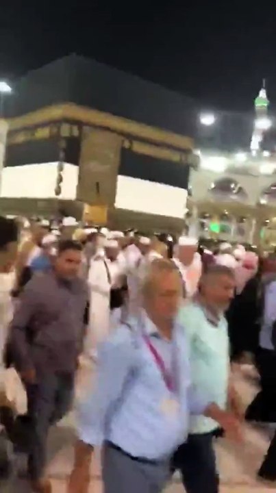 بالفيديو: حاج يحاول اقتحام باب الكعبة، والشرطة تتدخل