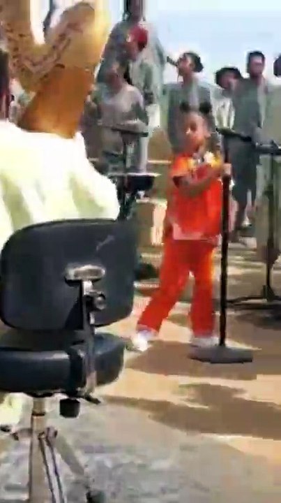 بالفيديو: ابنة كيم كاردشيان تخطف الأنظار من والدتها