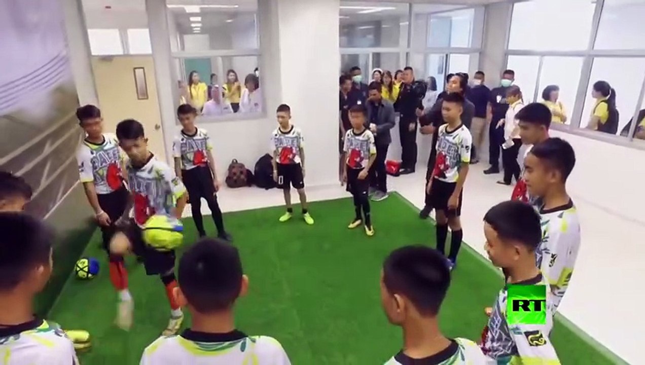 بالفيديو: "أطفال الكهف" يلعبون كرة القدم مع منقذيهم