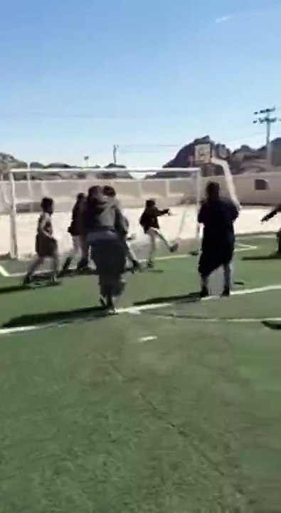 اضغط لمشاهدة الفيديو: طالب ابتدائي بحائل يحمل زميله الكفيف ليلعب الكرة