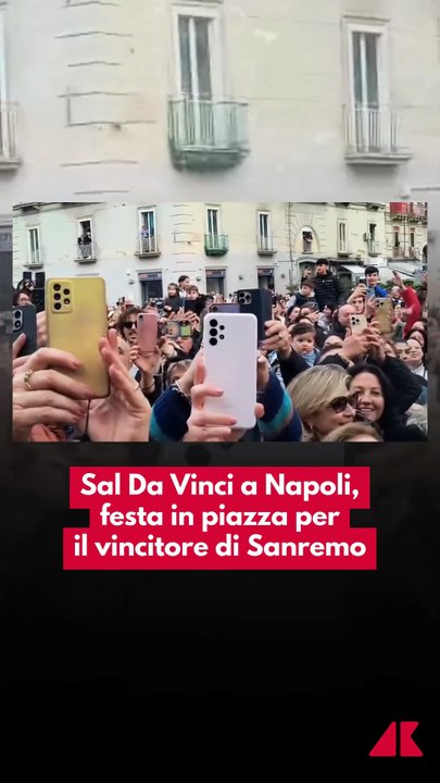 Sal Da Vinci acclamato a Napoli: oltre 1000 persone in Largo Torretta dopo Sanremo 2026