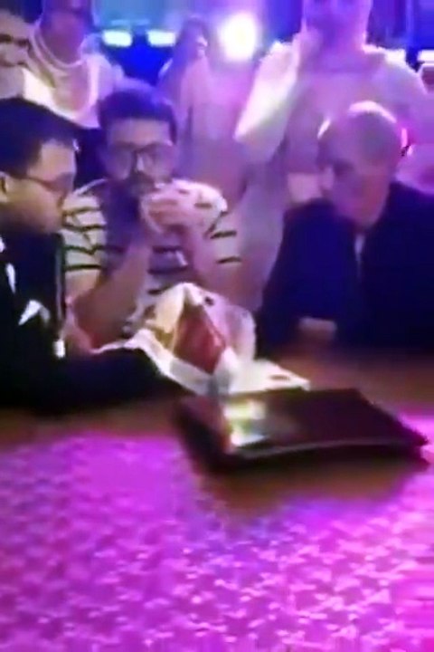 اضغط لمشاهدة الفيديو: مأذون يتعرض للضرب في حفل زفاف بسبب منديل الفرح!