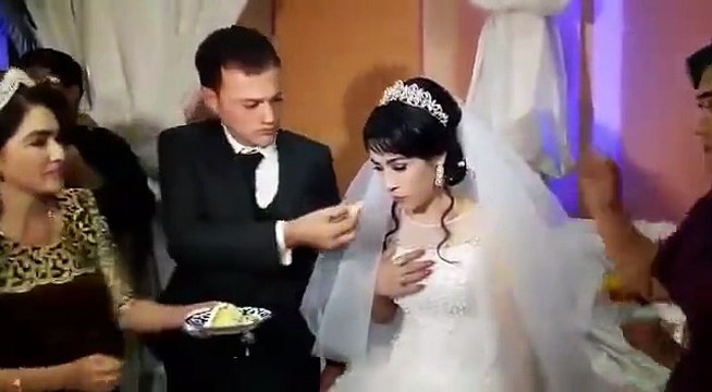 اضغط لمشاهدة الفيديو: عريس يصفع عروسه أمام الحضور بسبب مزحة!